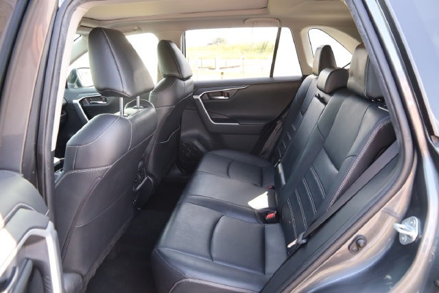 Toyota RAV4 Vehicle Full-screen Gallery Image 30