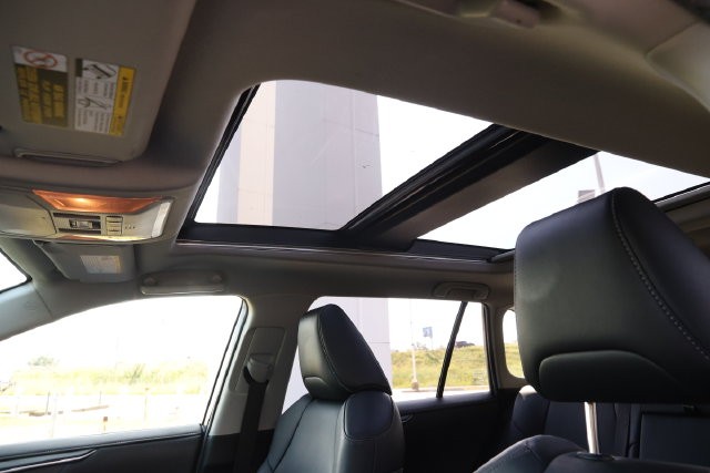 Toyota RAV4 Vehicle Full-screen Gallery Image 31