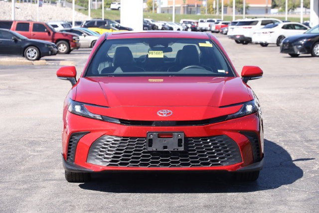 Toyota Camry Vehicle Full-screen Gallery Image 4