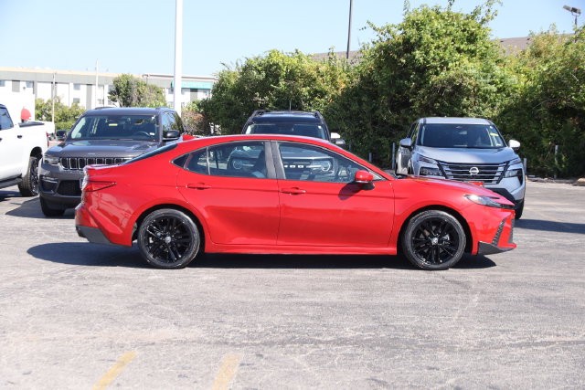 Toyota Camry Vehicle Full-screen Gallery Image 5