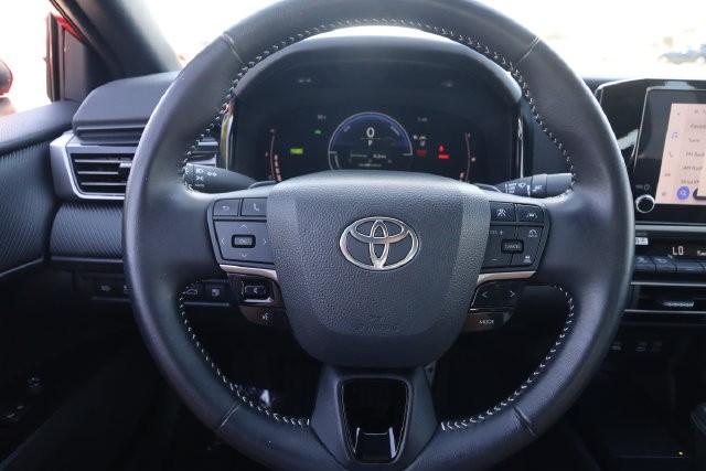 Toyota Camry Vehicle Full-screen Gallery Image 10