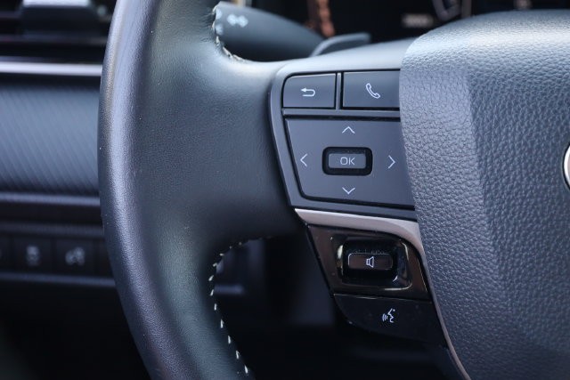 Toyota Camry Vehicle Full-screen Gallery Image 11