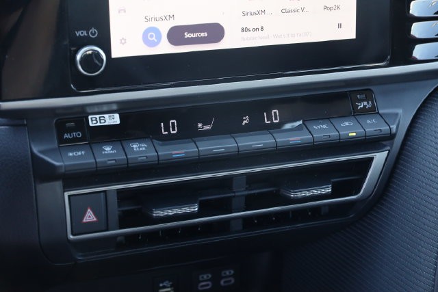 Toyota Camry Vehicle Full-screen Gallery Image 18