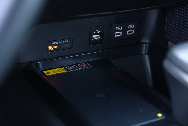 Toyota Camry Vehicle Full-screen Gallery Image 19
