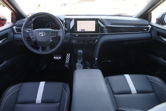 Toyota Camry Vehicle Full-screen Gallery Image 22