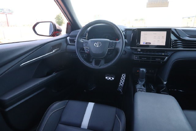 Toyota Camry Vehicle Full-screen Gallery Image 23