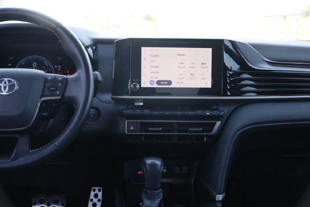 Toyota Camry Vehicle Full-screen Gallery Image 25