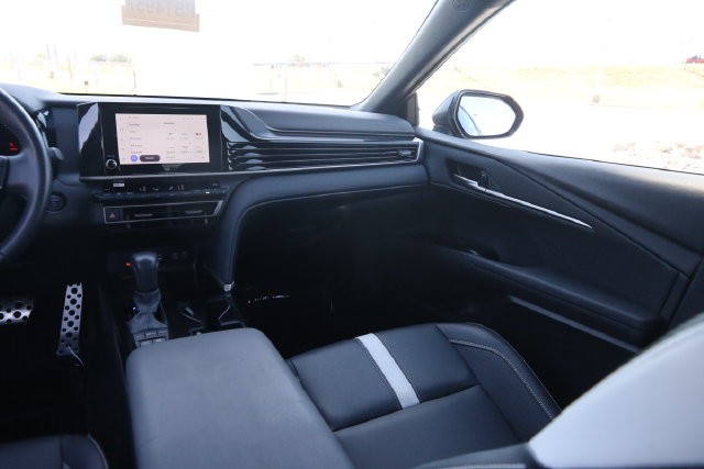 Toyota Camry Vehicle Full-screen Gallery Image 26