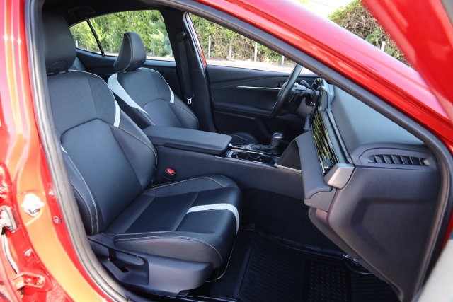 Toyota Camry Vehicle Full-screen Gallery Image 27