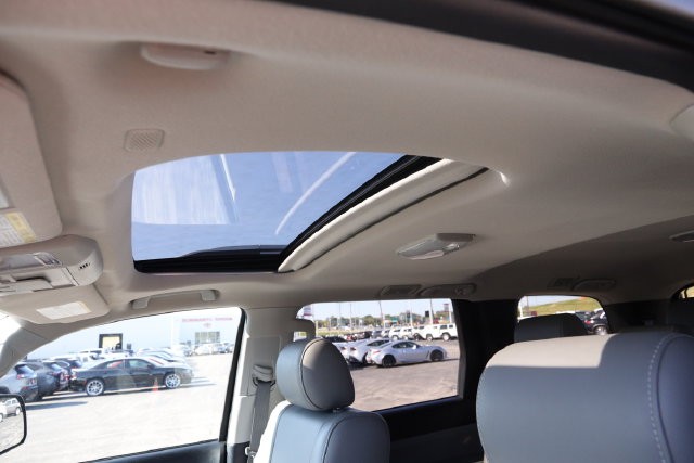 Toyota Sequoia Vehicle Full-screen Gallery Image 9