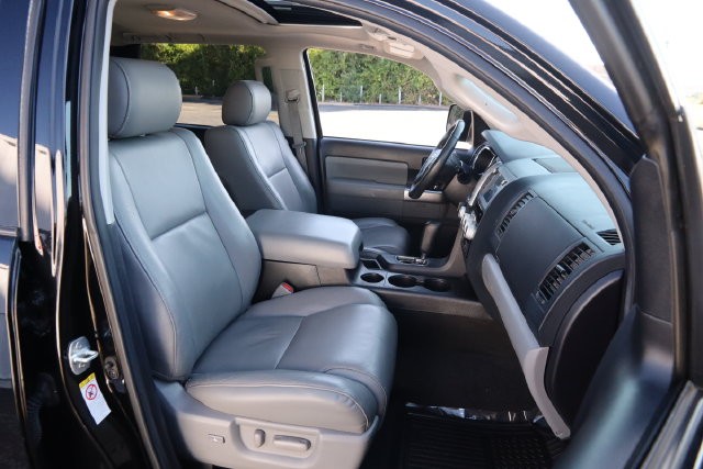 Toyota Sequoia Vehicle Full-screen Gallery Image 32