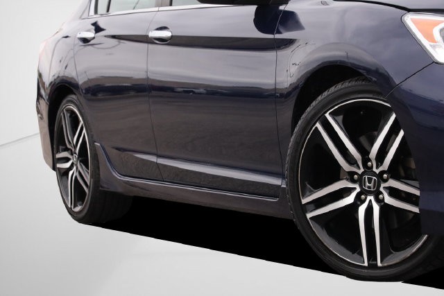 Honda Accord Sedan Vehicle Full-screen Gallery Image 3