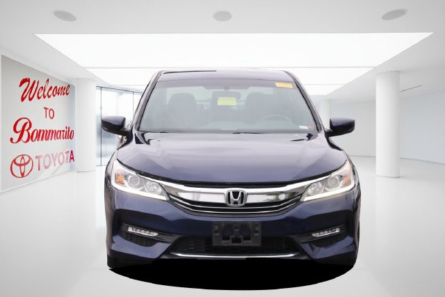 Honda Accord Sedan Vehicle Full-screen Gallery Image 4