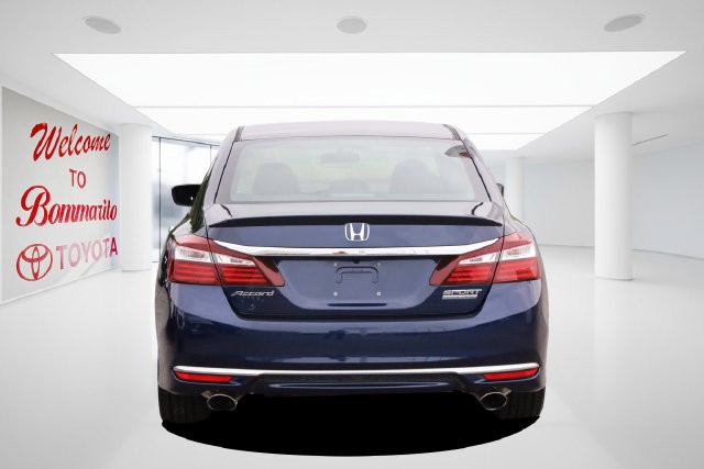 Honda Accord Sedan Vehicle Full-screen Gallery Image 6