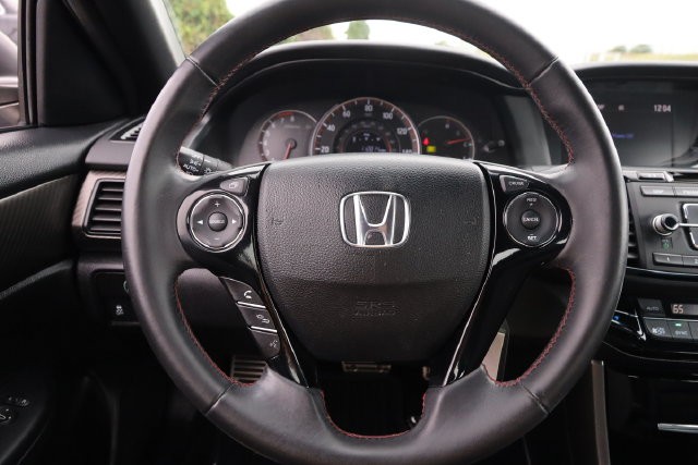 Honda Accord Sedan Vehicle Full-screen Gallery Image 10