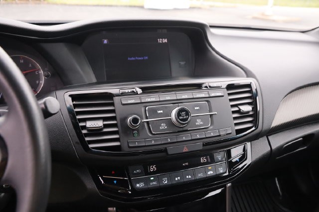 Honda Accord Sedan Vehicle Full-screen Gallery Image 14