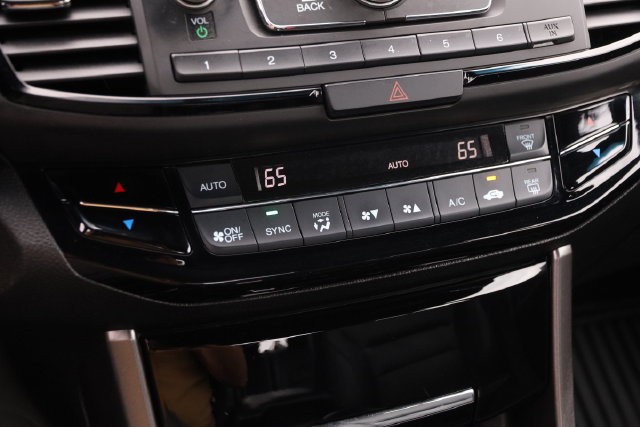 Honda Accord Sedan Vehicle Full-screen Gallery Image 18