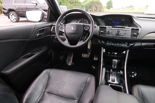 Honda Accord Sedan Vehicle Full-screen Gallery Image 22
