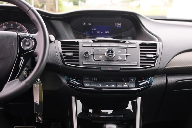 Honda Accord Sedan Vehicle Full-screen Gallery Image 24