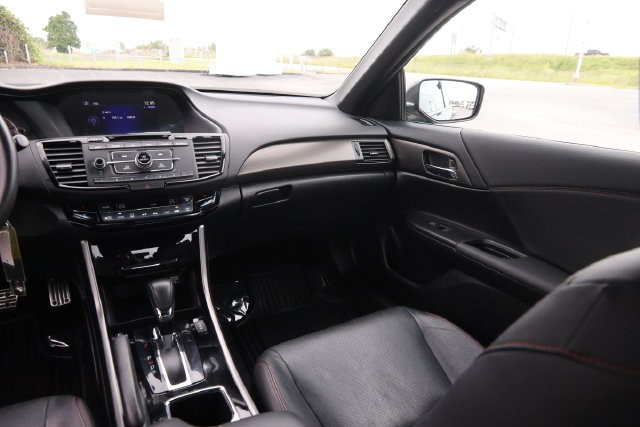 Honda Accord Sedan Vehicle Full-screen Gallery Image 25