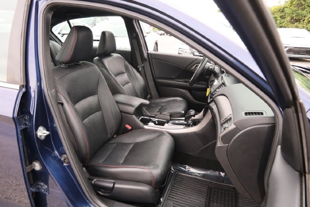 Honda Accord Sedan Vehicle Full-screen Gallery Image 26