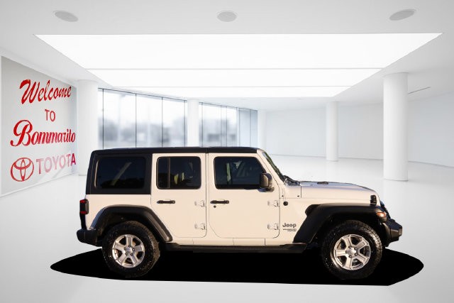 Jeep Wrangler Vehicle Full-screen Gallery Image 5
