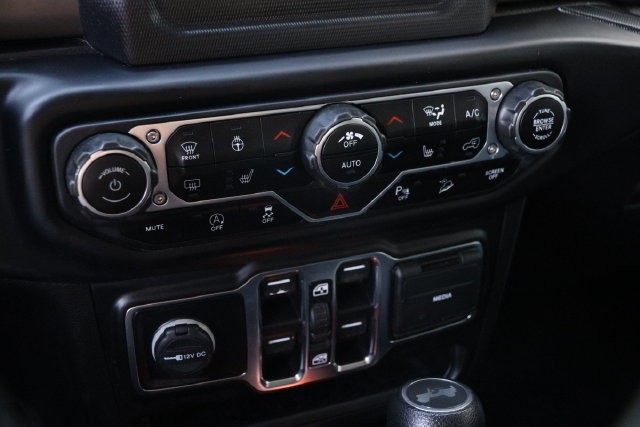 Jeep Wrangler Vehicle Full-screen Gallery Image 18