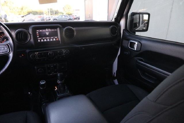Jeep Wrangler Vehicle Full-screen Gallery Image 25