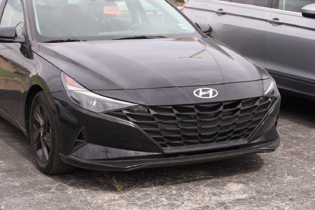 Hyundai Elantra Vehicle Full-screen Gallery Image 2