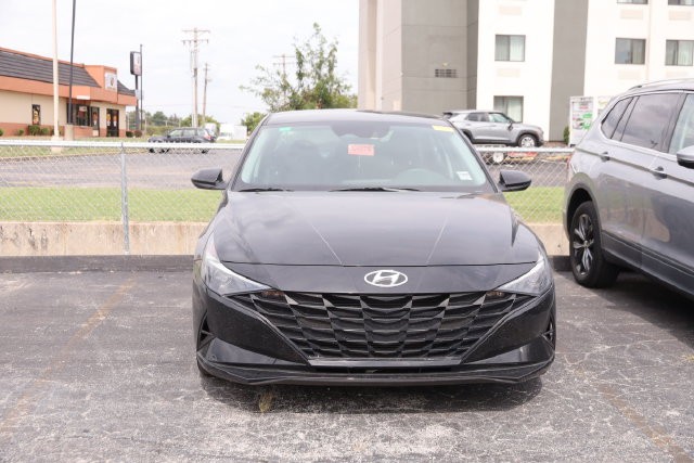 Hyundai Elantra Vehicle Full-screen Gallery Image 3