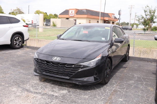 Hyundai Elantra Vehicle Full-screen Gallery Image 4