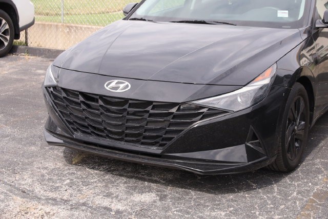 Hyundai Elantra Vehicle Full-screen Gallery Image 5
