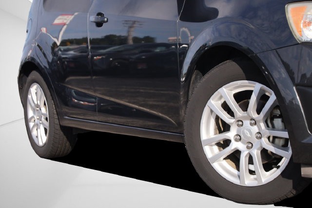 Chevrolet Sonic Vehicle Full-screen Gallery Image 03