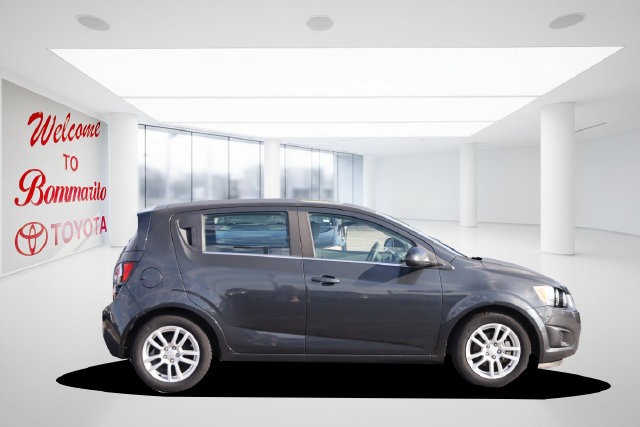 Chevrolet Sonic Vehicle Full-screen Gallery Image 05