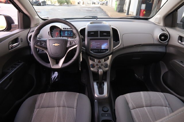 Chevrolet Sonic Vehicle Full-screen Gallery Image 18