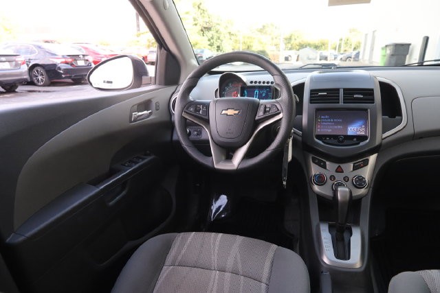 Chevrolet Sonic Vehicle Full-screen Gallery Image 19