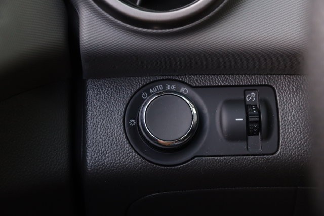 Chevrolet Sonic Vehicle Full-screen Gallery Image 20