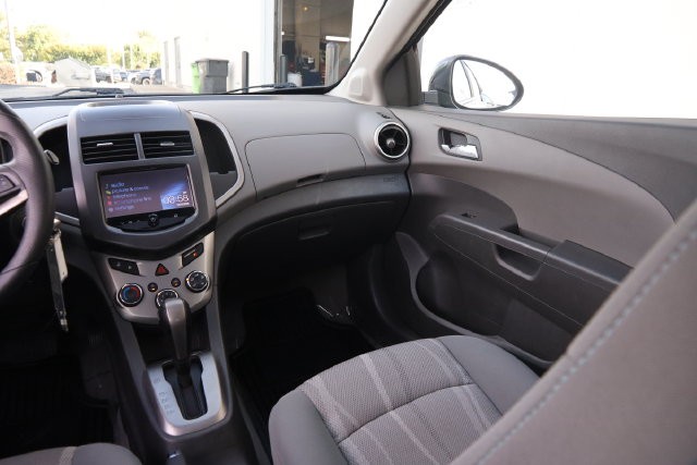 Chevrolet Sonic Vehicle Full-screen Gallery Image 25