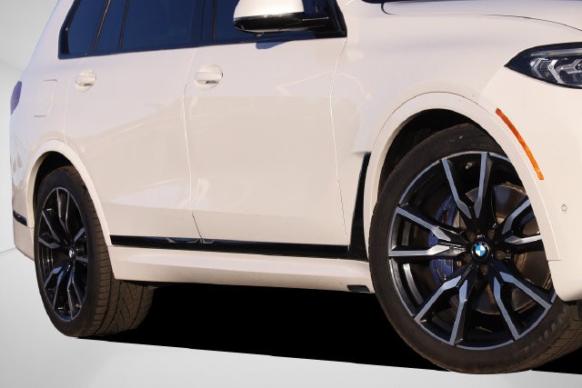 BMW X7 Vehicle Full-screen Gallery Image 3
