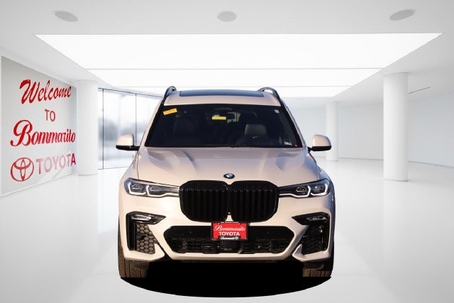BMW X7 Vehicle Full-screen Gallery Image 4