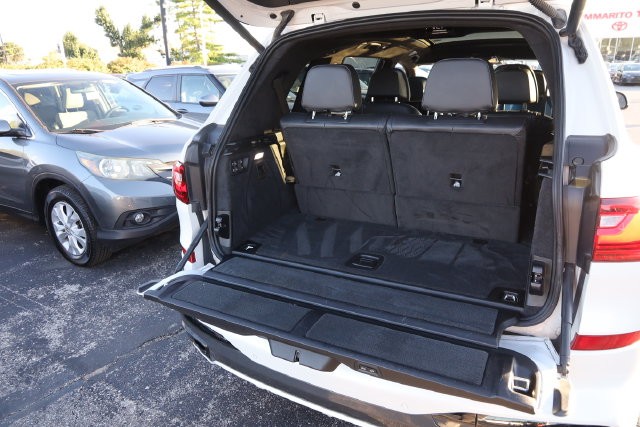 BMW X7 Vehicle Full-screen Gallery Image 7