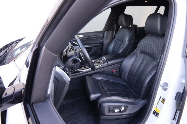 BMW X7 Vehicle Full-screen Gallery Image 12