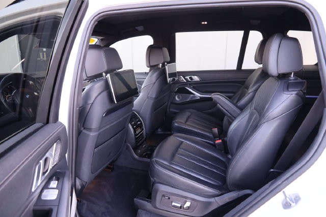 BMW X7 Vehicle Full-screen Gallery Image 13