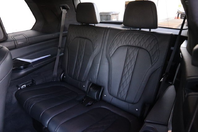 BMW X7 Vehicle Full-screen Gallery Image 14