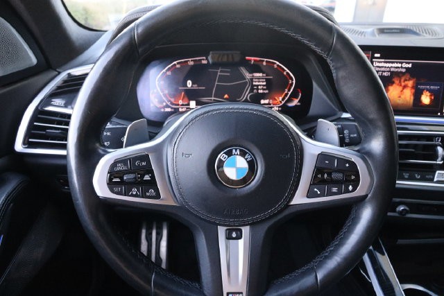 BMW X7 Vehicle Full-screen Gallery Image 15