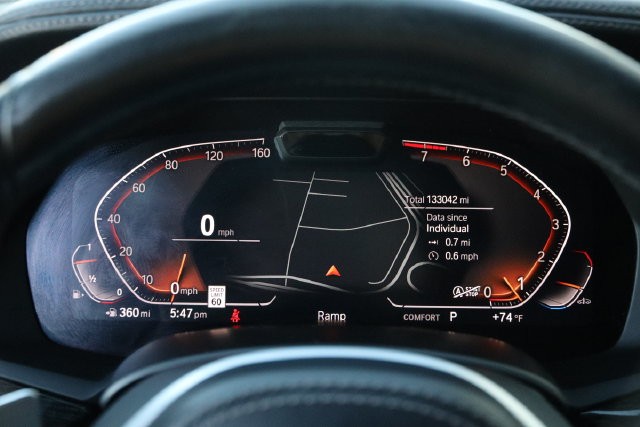 BMW X7 Vehicle Full-screen Gallery Image 18