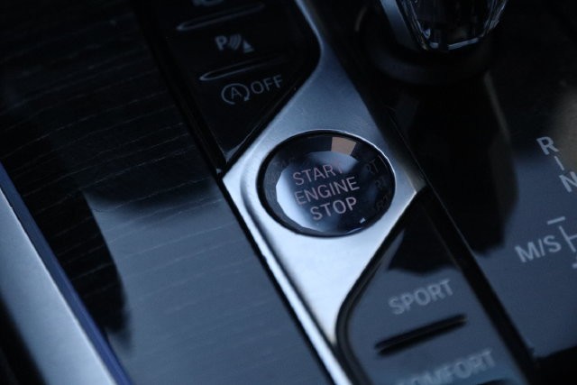 BMW X7 Vehicle Full-screen Gallery Image 19