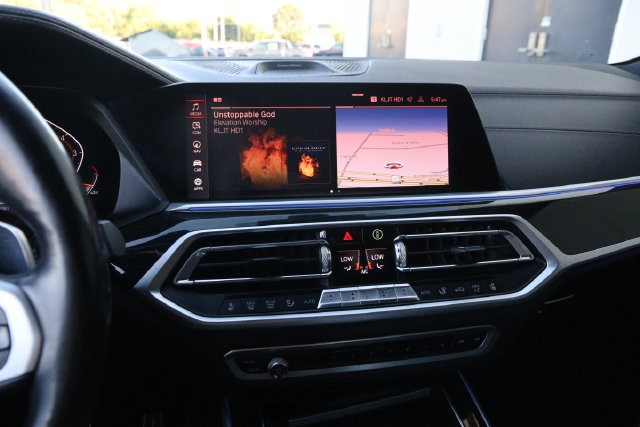 BMW X7 Vehicle Full-screen Gallery Image 20