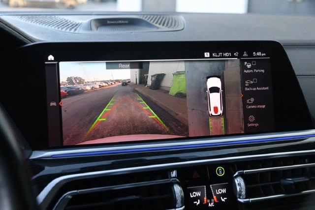 BMW X7 Vehicle Full-screen Gallery Image 22