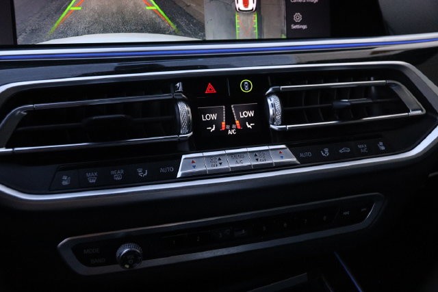 BMW X7 Vehicle Full-screen Gallery Image 23